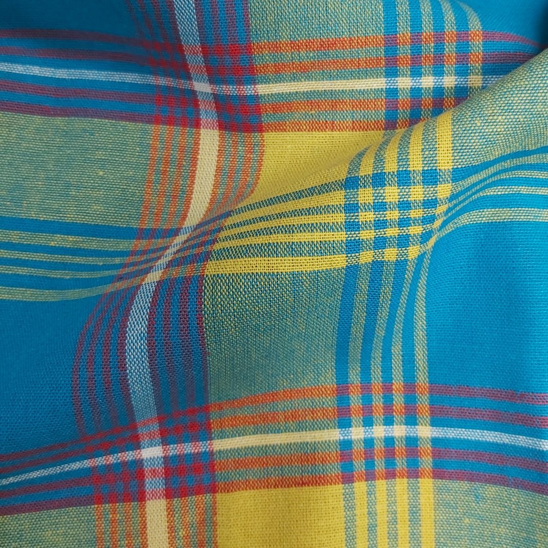 Tissu madras à carreaux bleu et jaune lignes rouges