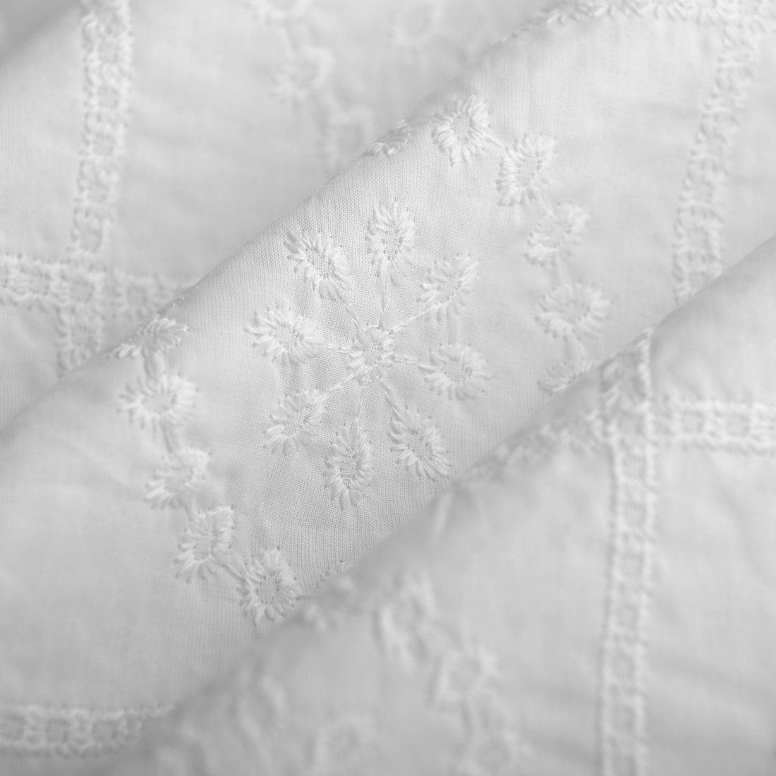 Tissu voile brodé écru
