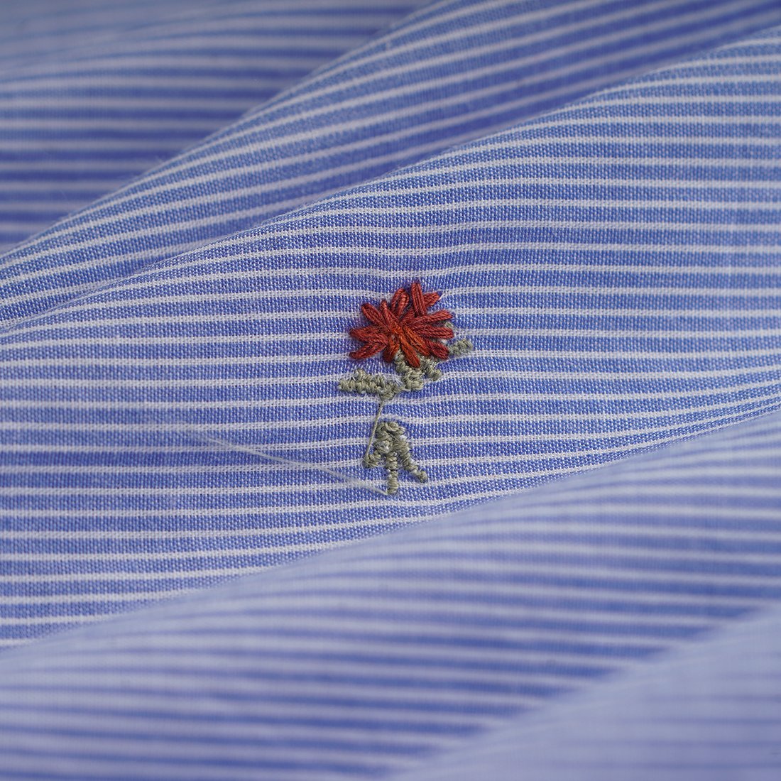Tissu fil teint coton Rayure brodé fl bleu blanc