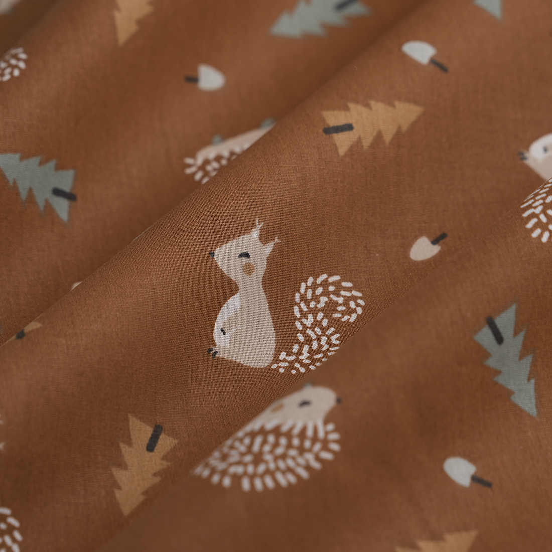 Tissu cretonne sapin écureuil