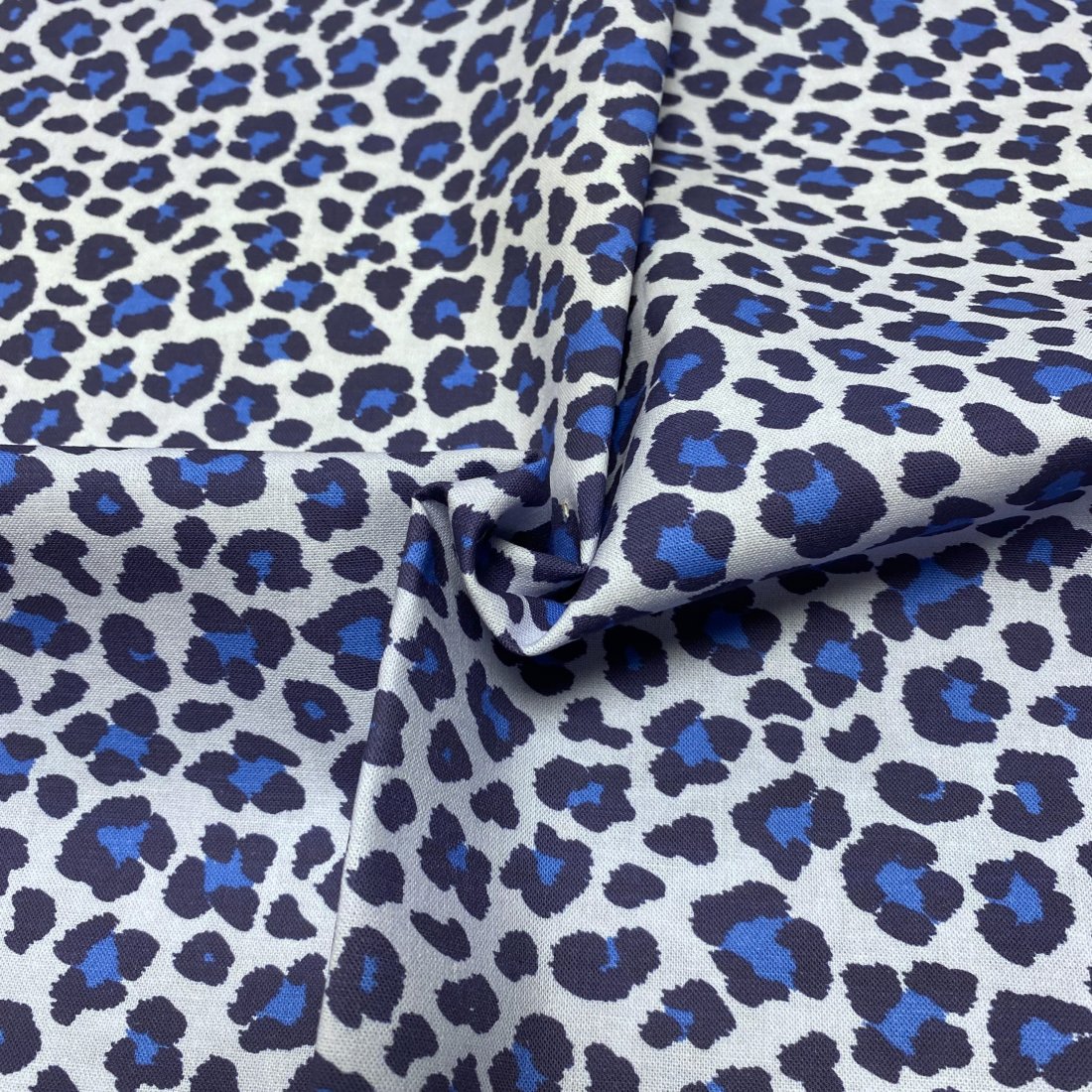 Toile de coton bleu ciel grand léopard marine
