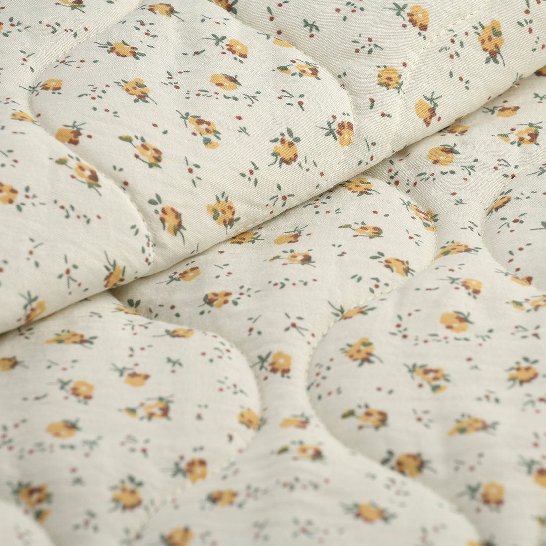 Tissu matelassé mini floral safran écru