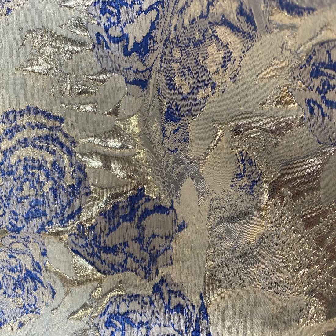 Tissu jacquard bleu motifs roses XL fil lurex argenté