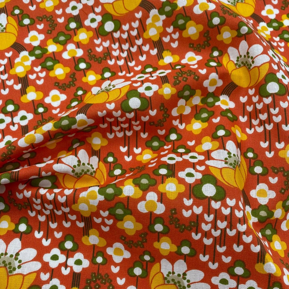 Tissu cretonne imprimé fleurs à gogo rétro multico fond orange