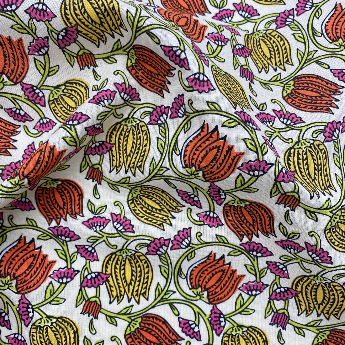 Tissu cretonne imprimé fleurs entrelacées orange fond écru