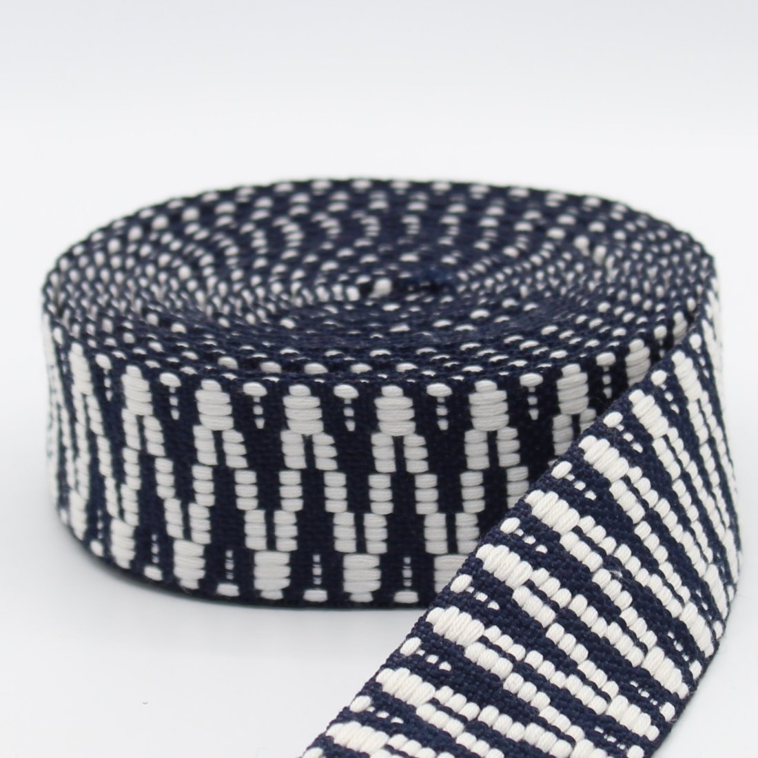 Sangle ethnique à motif zig zag bleue nuit et blanche 38mm