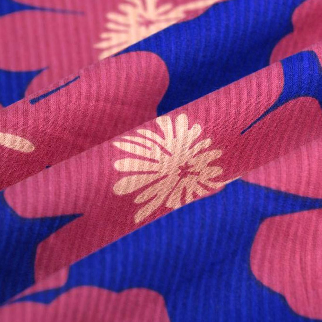 Tissu Seersucker grande fleur fuchsia bleu