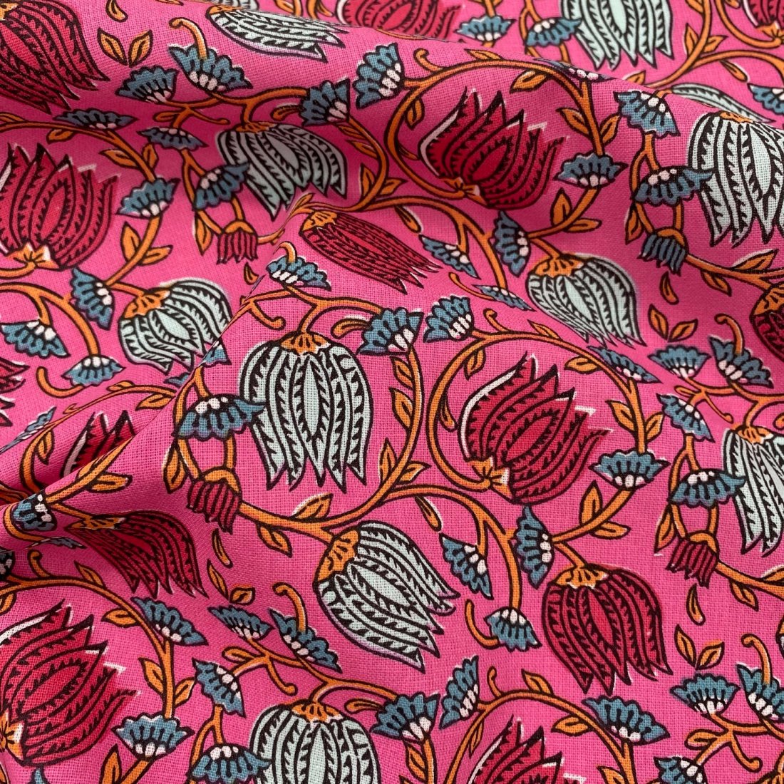 Tissu cretonne imprimé fleurs entrelacées