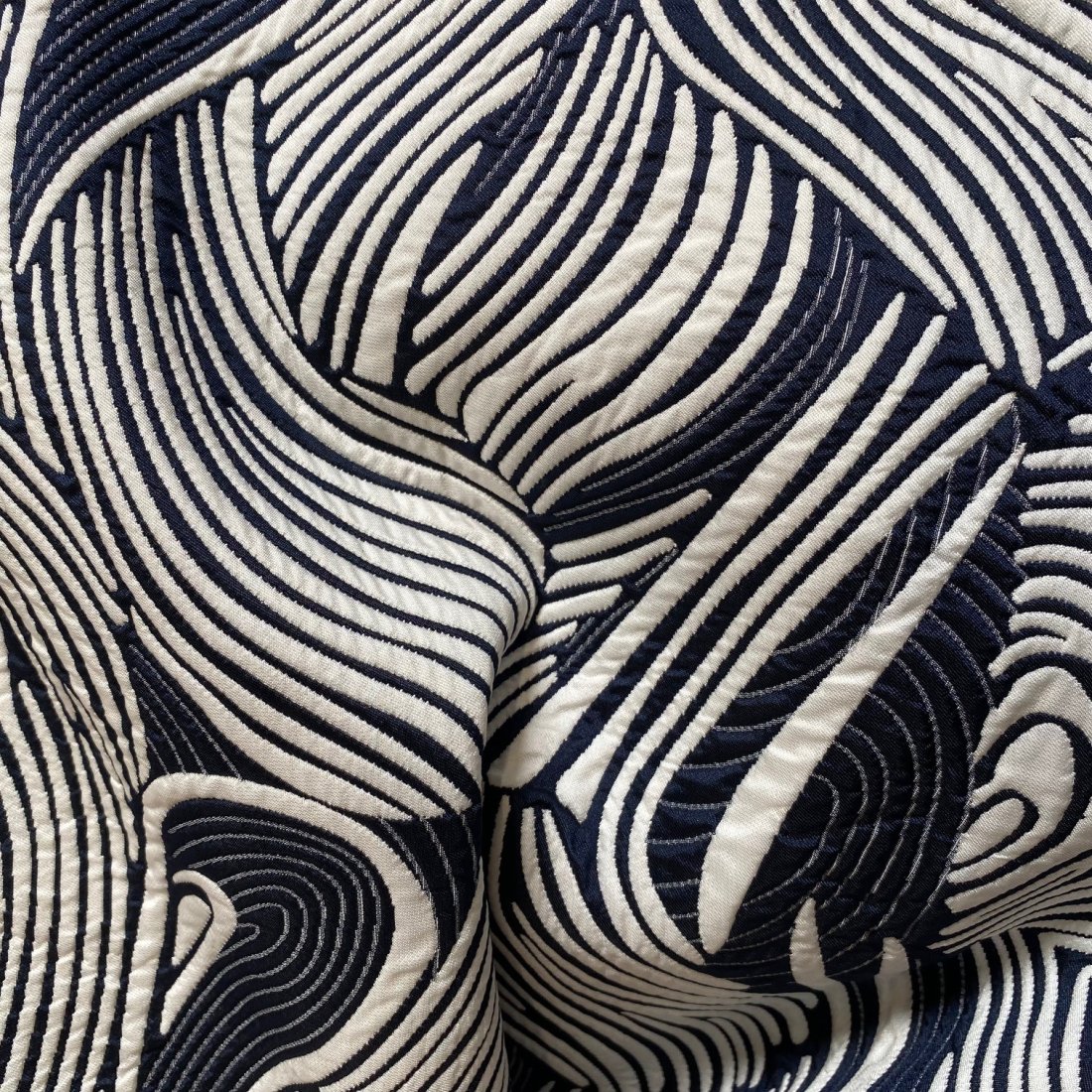 Tissu jacquard texturé vagues japonisantes bleu marine blanc