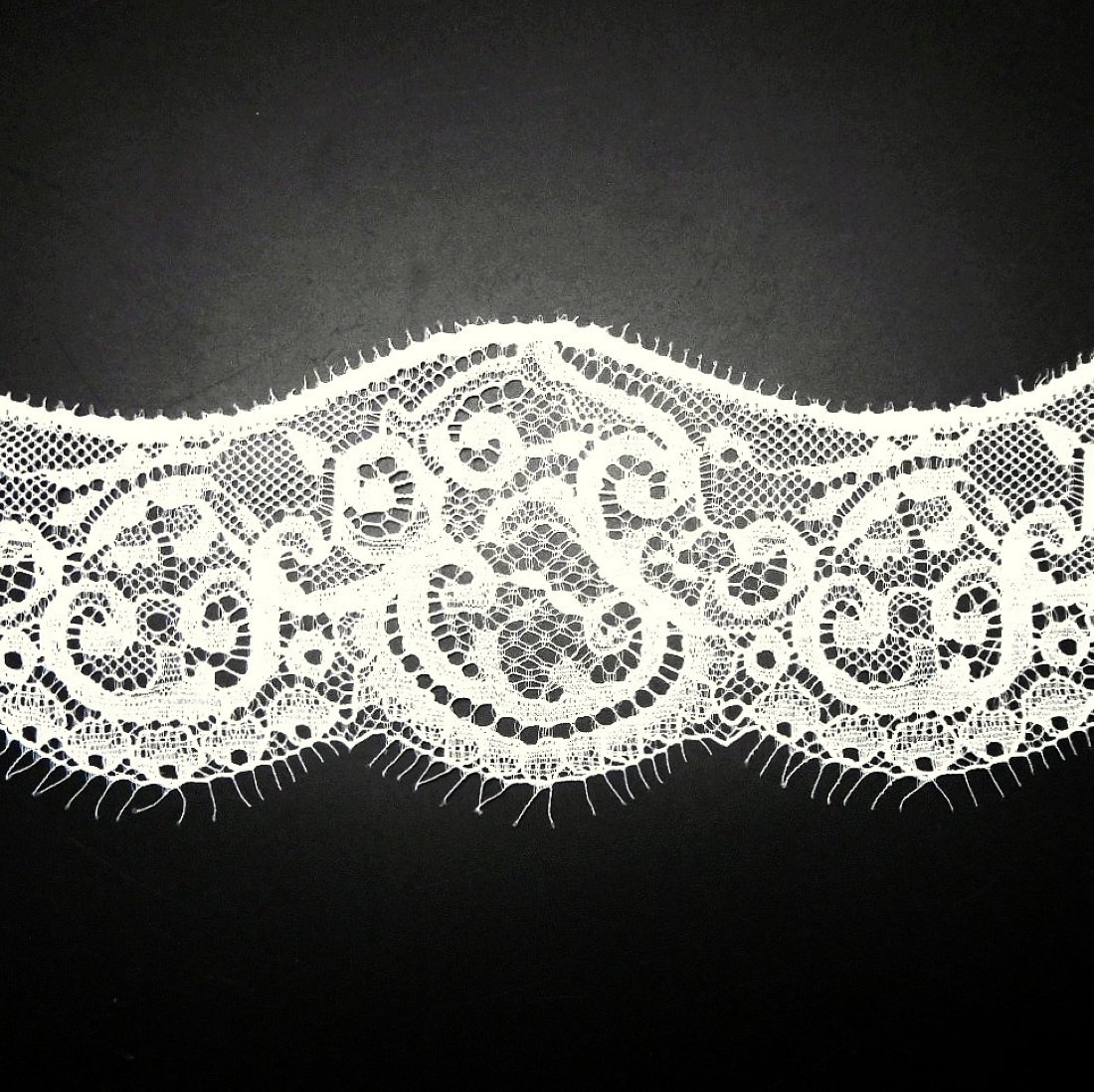 Ruban dentelle de Calais ajourée crème polyamide polyester 77mm