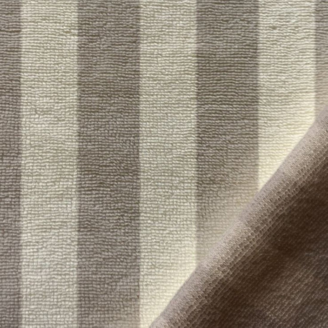 Tissu+micro+eponge+rayures+3+cm+ecru+et+galet+-+DOMOTEX+-+Mondial+Tissus