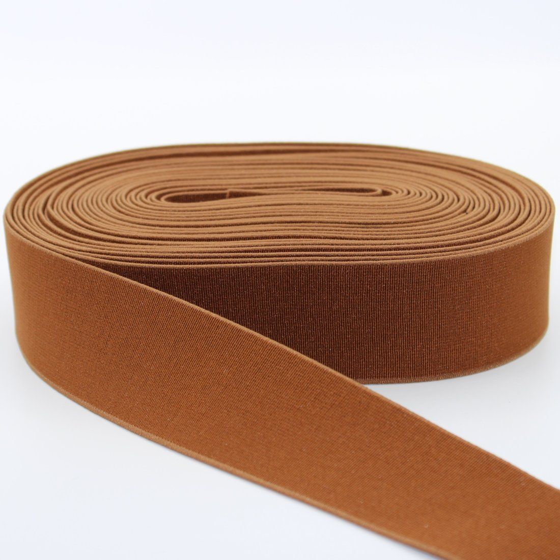 Ceinture élastique marron avec accessoire et plume