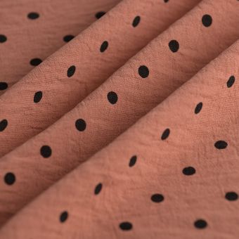 Tissu crêpe polyester pois noir rose