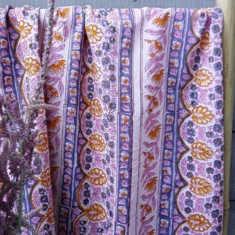 Tissu indien BL-369 en voile de coton fleuri fond mauve bleu (laize 110 cm)