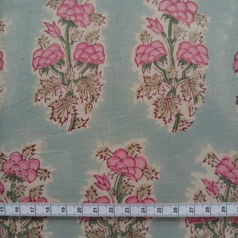 Tissu indien BL-347 en voile de coton fleuri à fond bleu ciel (laize 110 cm)
