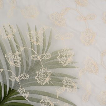 Tissu résille brodé fleur écru