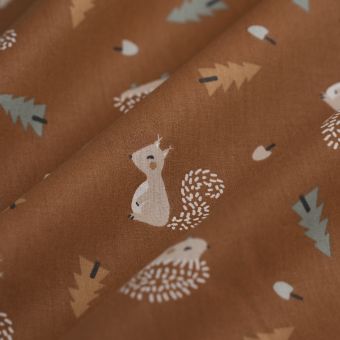 Tissu cretonne sapin écureuil marron