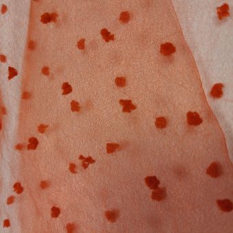 Tissu organza plumetis pompons rouge