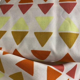 Tissu voile coton blanc motifs triangles jaune orange rose