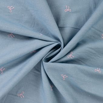 Tissu jean brodé nœud rose bleu clair