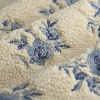 Tissu sherpa brodé fleur bleu écru