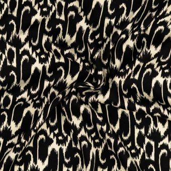 Tissu satin de viscose imprimé ikat noir