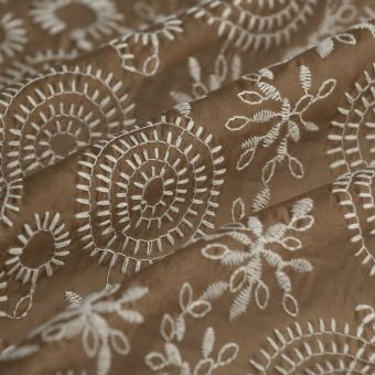 Tissu voile brodé tencel écru caramel