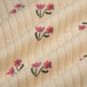 Tissu jersey polyester viscose matelassé fleurette rose écru