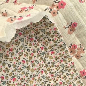 Tissu Double Gaze Matelassé Fleur Rose Fond Écru