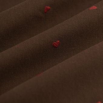 Tissu sergé coeur brodé rouge marron
