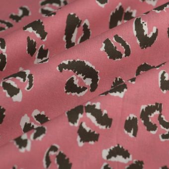 Tissu cretonne rose motifs léopard kaki- exclusivité Mondial Tissus x DOMOTEX