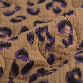 Tissu matelassé double gaze léopard violet camel 