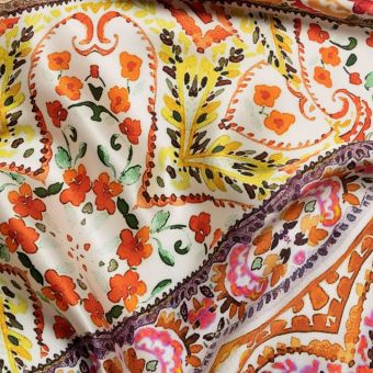 Tissu satin de soie corail imprimé cashmere fleuri fait en Italie
