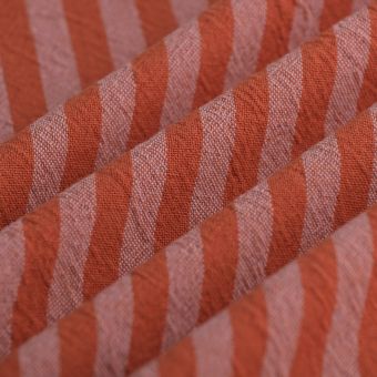Tissu tissé teint crinkle rayure rose rouge