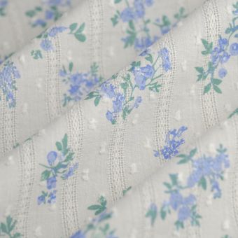 Tissu voile de coton plumetis bouquet bleu blanc