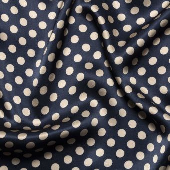 Tissu satin de soie bleu marine imprimé pois fait en Italie
