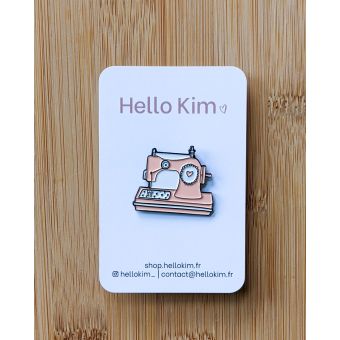 Pin's en métal émaillé Machine à coudre rose - Hello Kim