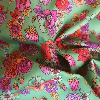 Satin de coton vert Fraisie fantaisie - motif fraises