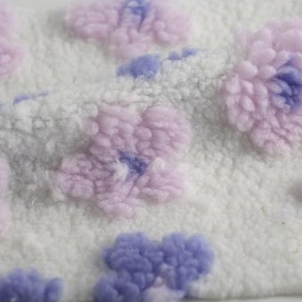Tissu polaire fleur relief mauve écru