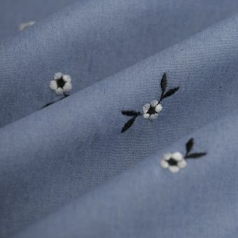 Tissu chambray brodé fleurs éparses bleu