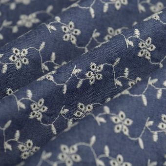 Tissu chambray broderie Anglaise écru bleu
