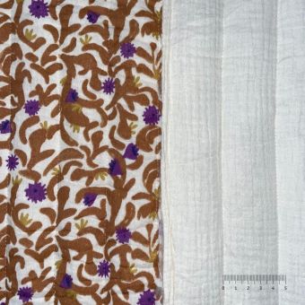 Tissu matelassé double gaze arabesque fleuri verso uni écru