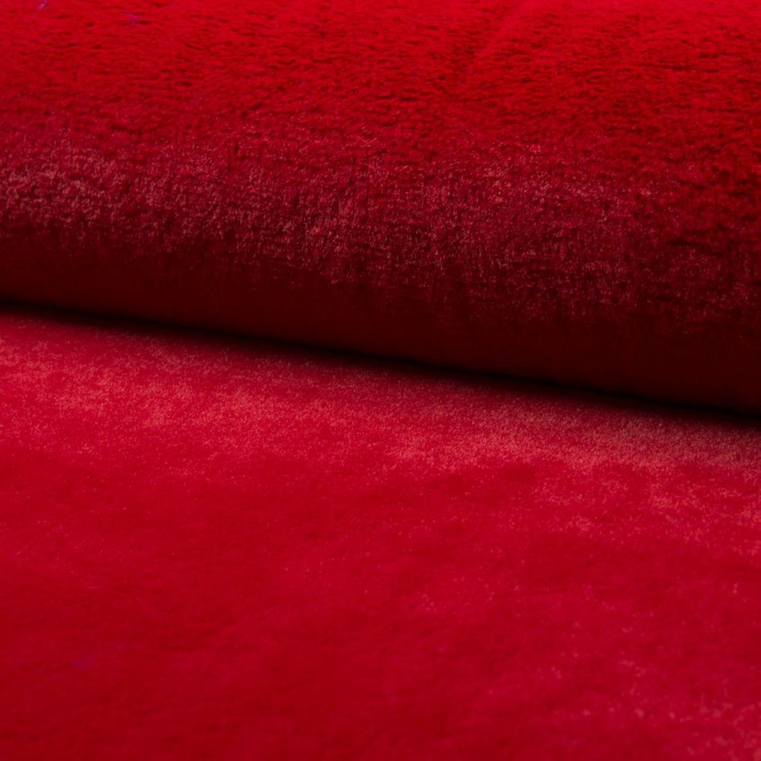 Tissu fausse fourrure rouge à poils courts