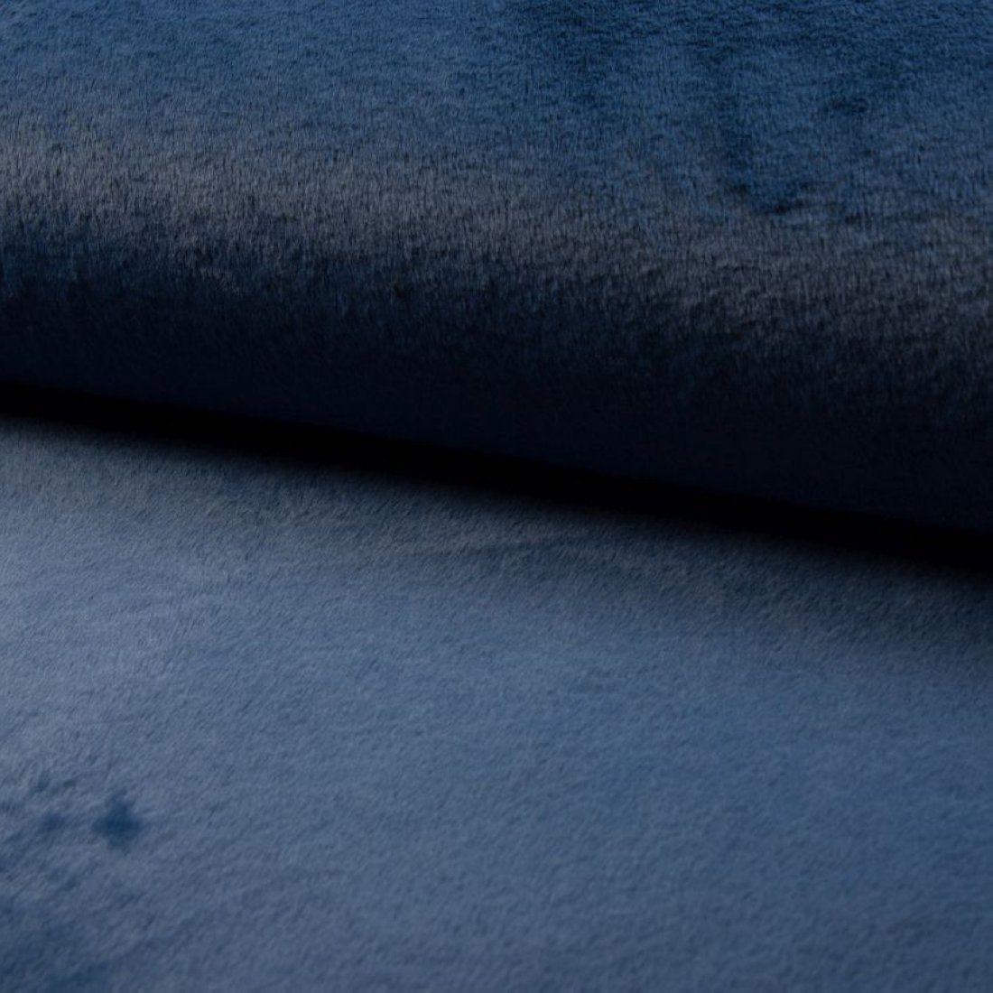 Fausse fourrure unie poils courts bleu jean