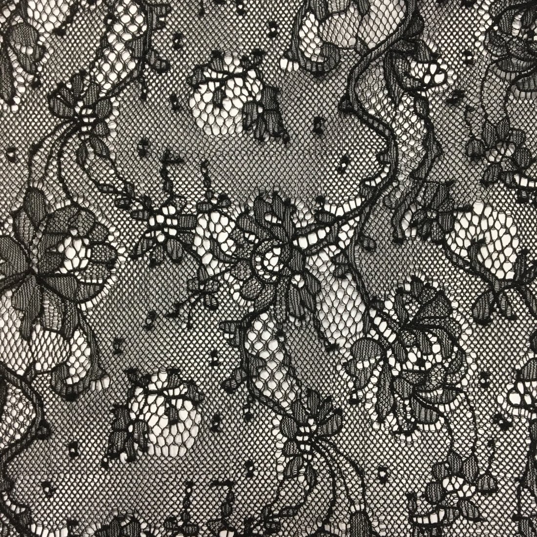 Tissu dentelle de Calais polyamide noir léger à motifs pois et roses sur tiges