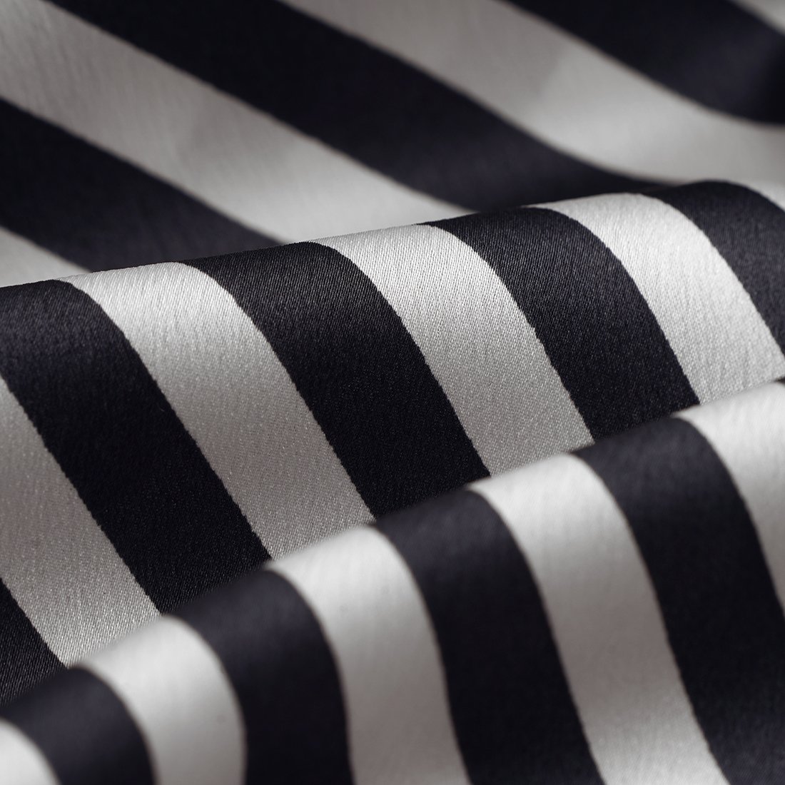 Tissu Satin polyester rayures Oblik noir - MT - Mondial Tissus