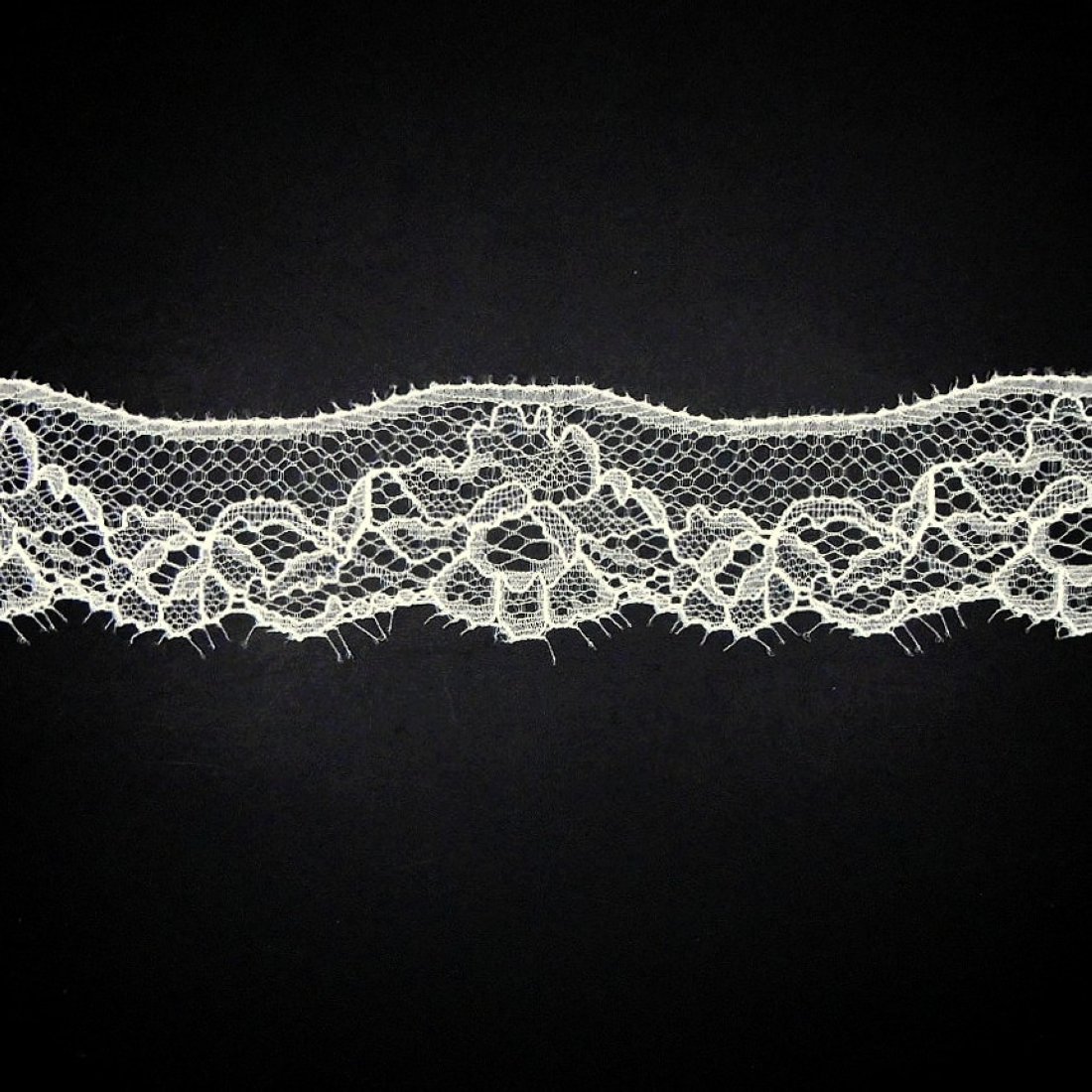 Ruban dentelle de Calais fin écru pétales ajourées polyamide viscose 35 mm